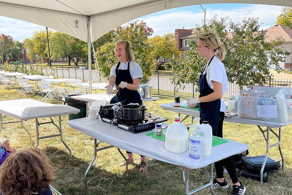 Team members cooking at an event on 博彩网址大全’s campus.